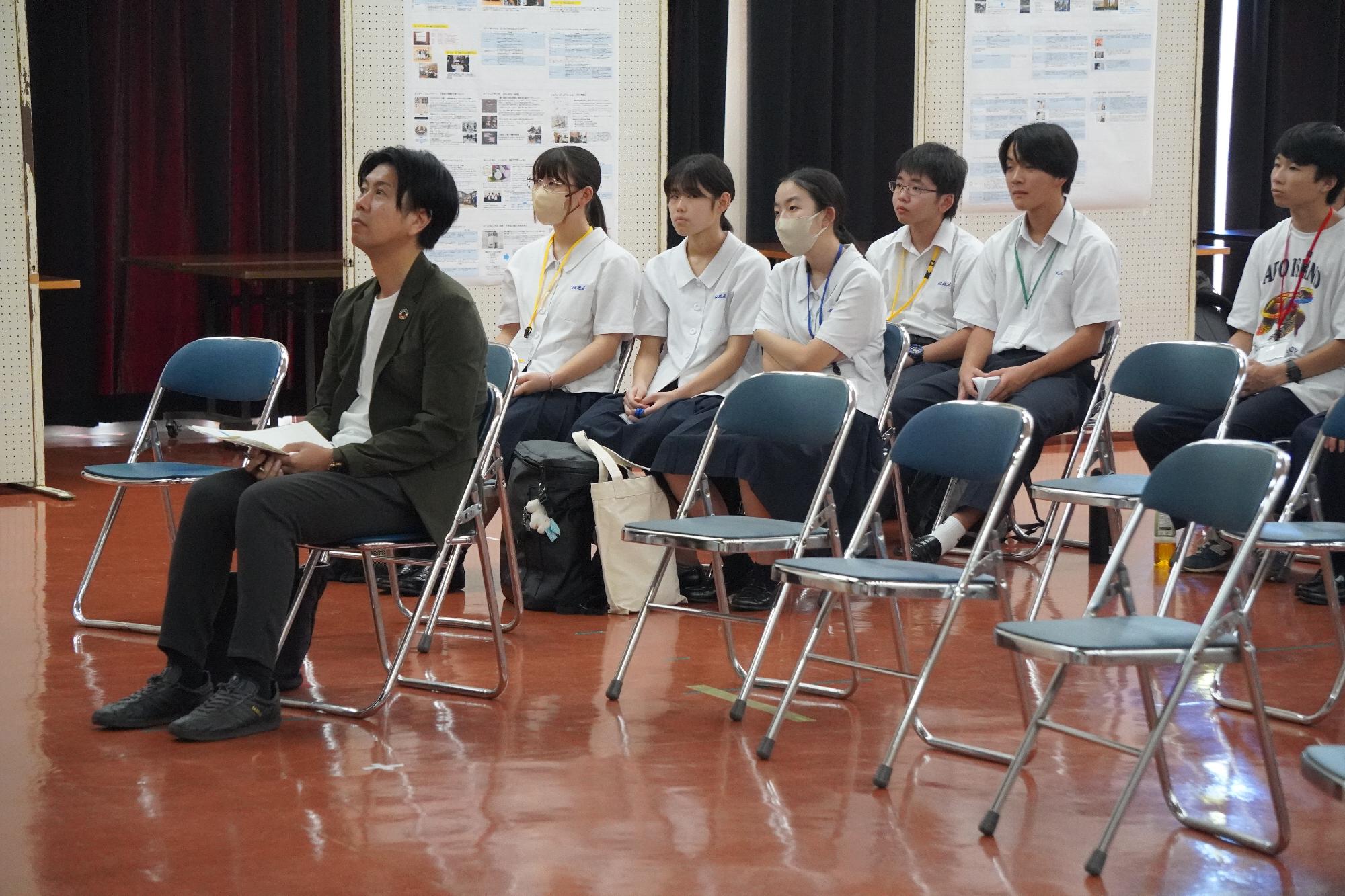 発表を聞く市長や参加者