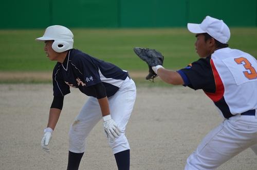 グローブを構える守備の選手と走者の写真