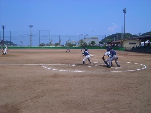 グラウンドで試合をしている選手の写真