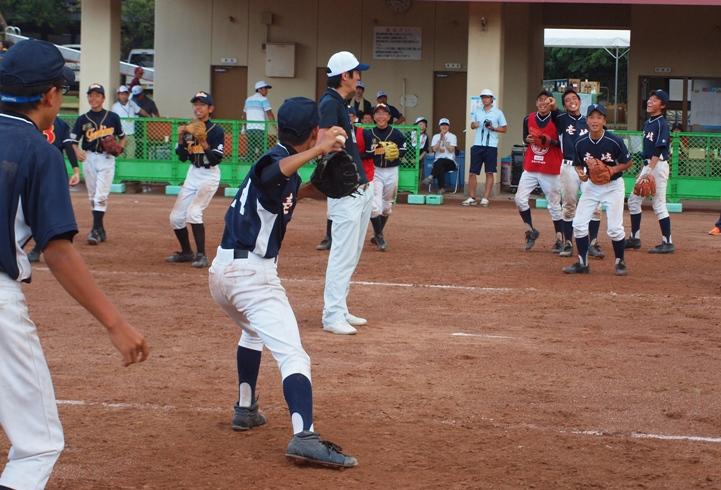 グラウンドで子ども達がキャッチボールの練習をしている写真