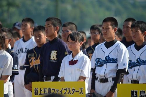 縦一列に並んだ選手の画像