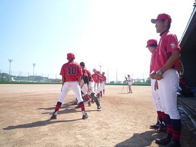 ベンチ前に集まっている選手の写真