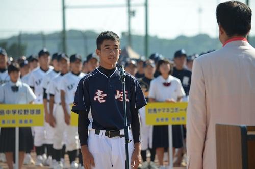 開会式で前に立つ選手の写真