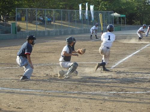 キャッチャーを中心とした試合の写真